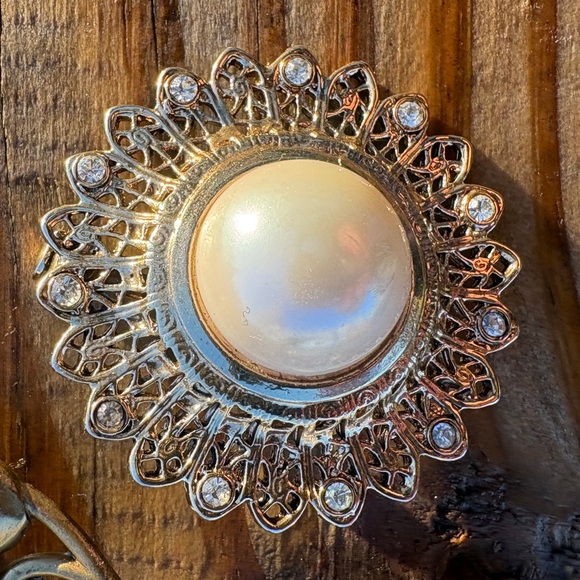 Vintage Brooch Bundle – Floral & Leaf Designs – Set of 3 - Picture 3 of 5